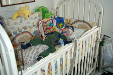 colinnappingincrib.jpg (107077 bytes)